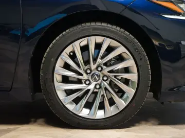 LEXUS ES 300h LUXURY M&L HUD PANO 360