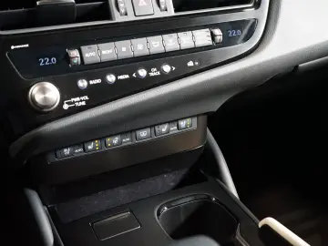 LEXUS ES 300h LUXURY M&L HUD PANO 360