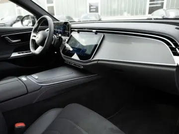 MERCEDES-BENZ E200 AMG-Sport LED 360 Pano Night Totw Distr