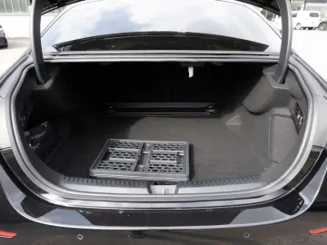 MERCEDES-BENZ E200 AMG-Sport LED 360 Pano Night Totw Distr