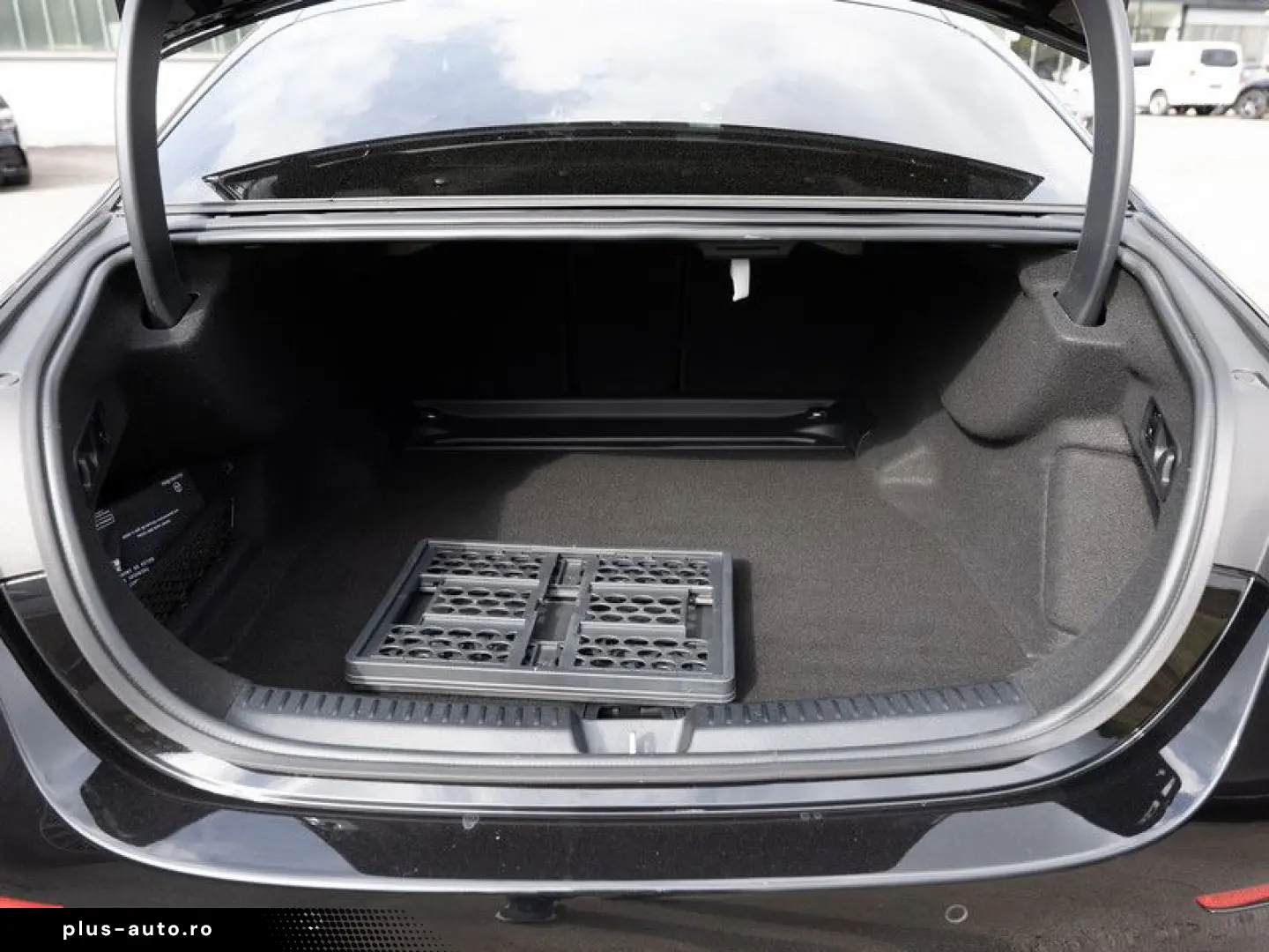 MERCEDES-BENZ E200 AMG-Sport LED 360 Pano Night Totw Distr