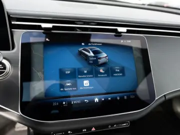 MERCEDES-BENZ E200 AMG-Sport LED 360 Pano Night Totw Distr