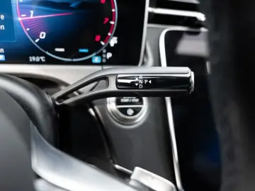 MERCEDES-BENZ E200 AMG-Sport LED 360 Pano Night Totw Distr