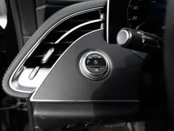 MERCEDES-BENZ E200 AMG-Sport LED 360 Pano Night Totw Distr