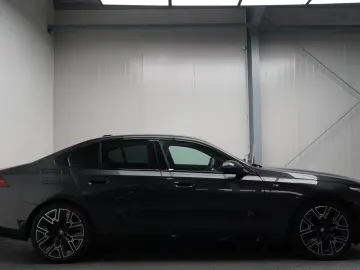 BMW 520d xDrive M Sport PANO AHK 360 HUD KEY H&K