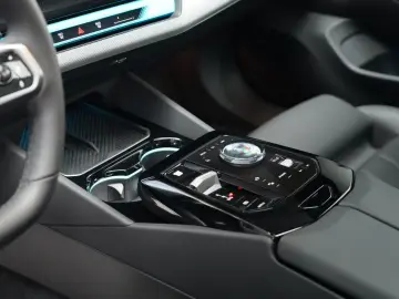 BMW 520d xDrive M Sport PANO AHK 360 HUD KEY H&K