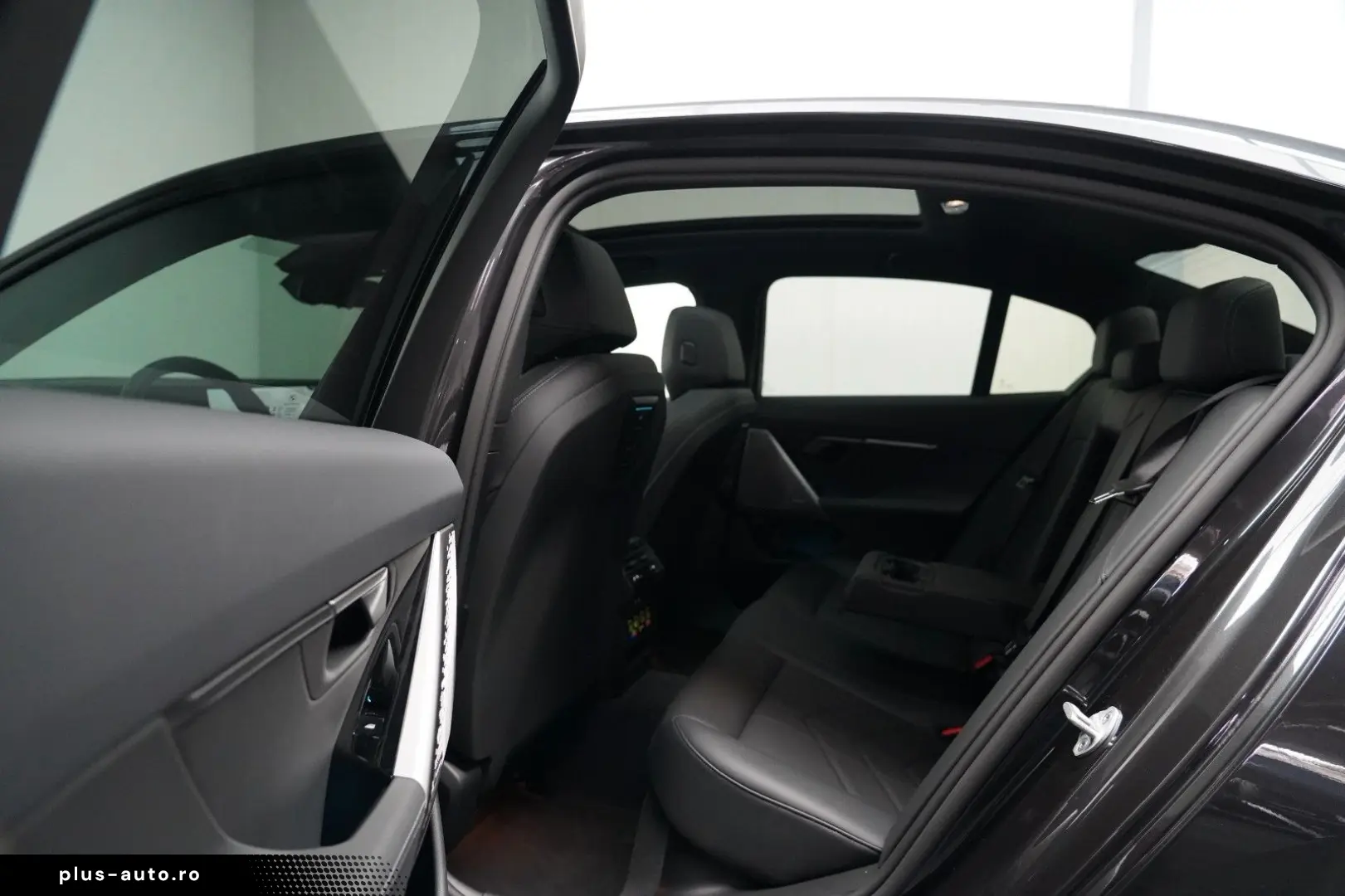 BMW 520d xDrive M Sport PANO AHK 360 HUD KEY H&K