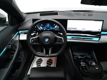 BMW 520d xDrive M Sport PANO AHK 360 HUD KEY H&K