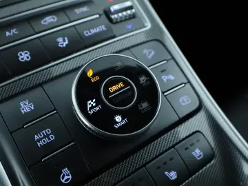 HYUNDAI Santa Fe 1.6 T-GDI Plug-in