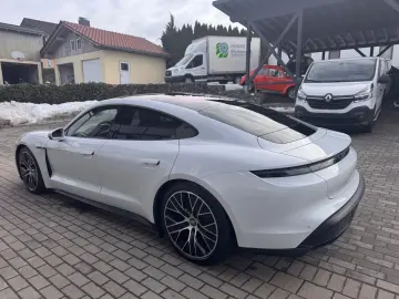 PORSCHE Taycan 92 % Batterieleistung HU Neu  Panorama