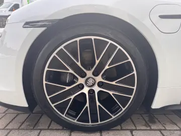 PORSCHE Taycan 92 % Batterieleistung HU Neu  Panorama