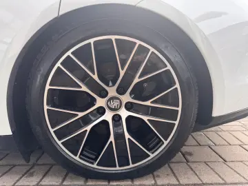 PORSCHE Taycan 92 % Batterieleistung HU Neu  Panorama