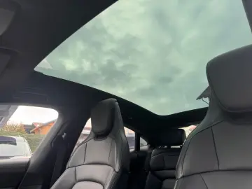 PORSCHE Taycan 92 % Batterieleistung HU Neu  Panorama