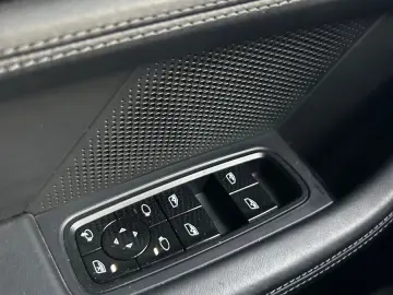 PORSCHE Taycan 92 % Batterieleistung HU Neu  Panorama