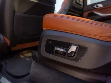 BMW X7 xDrive40d_M-Paket_AHK_Laser_Head-Up_ACC_H&K