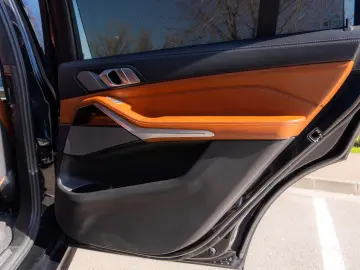 BMW X7 xDrive40d_M-Paket_AHK_Laser_Head-Up_ACC_H&K