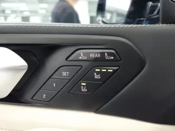 BMW X7 M60 i PANO-SKY B&W HUD KRISTALL 6-SITZ 360