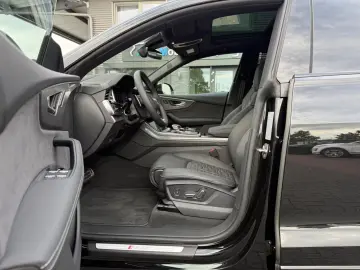 Audi RS Q8 TFSI quattro tiptronic  1. Hand  Pano  AHK