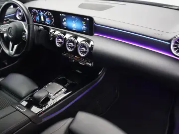 MERCEDES-BENZ CLA 180 Business Solution Luxury