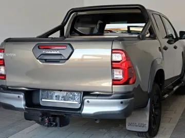 TOYOTA Hilux 2.8 D-4D Invincible  Rollbügel  Rollo  AHK