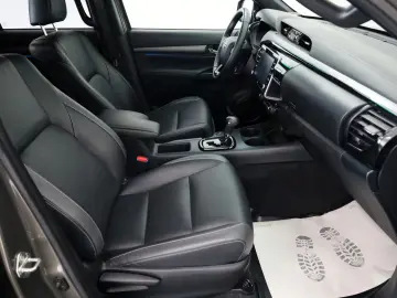 TOYOTA Hilux 2.8 D-4D Invincible  Rollbügel  Rollo  AHK