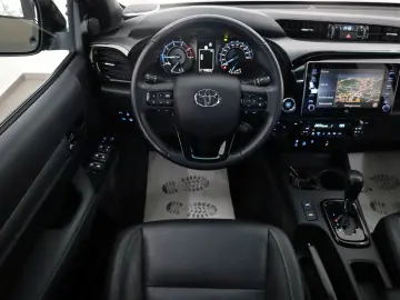 TOYOTA Hilux 2.8 D-4D Invincible  Rollbügel  Rollo  AHK