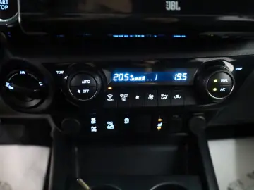 TOYOTA Hilux 2.8 D-4D Invincible  Rollbügel  Rollo  AHK