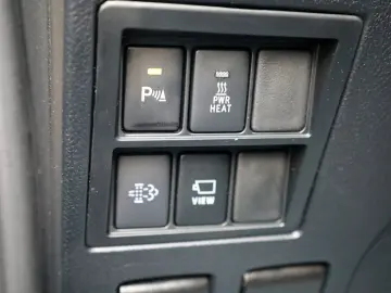 TOYOTA Hilux 2.8 D-4D Invincible  Rollbügel  Rollo  AHK