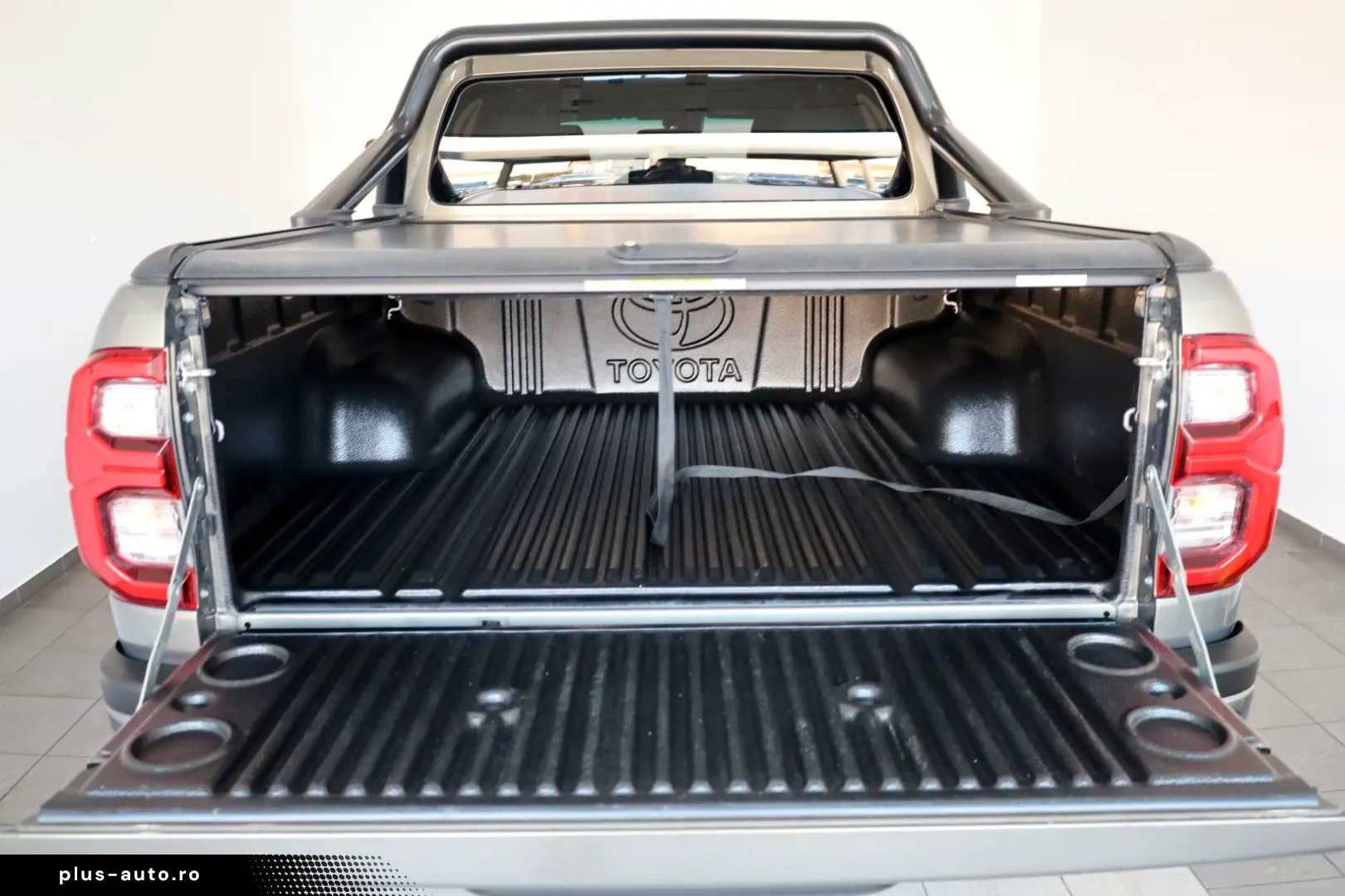 TOYOTA Hilux 2.8 D-4D Invincible  Rollbügel  Rollo  AHK