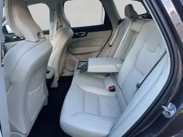 VOLVO XC60 B5 AWD Vollleder PilotAssist BLIS H&K 19&&hellip;