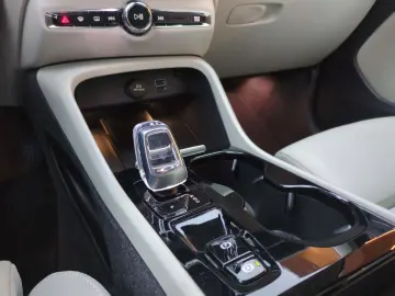 VOLVO XC40 Plus Bright Recharge Plug-In Hybrid 2WD Sta