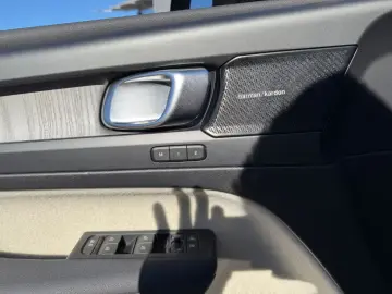 VOLVO XC40 B4 B DKG Ultimate Dark HarmanKardon ACC