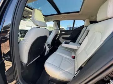 VOLVO XC40 B4 B DKG Ultimate Dark HarmanKardon ACC