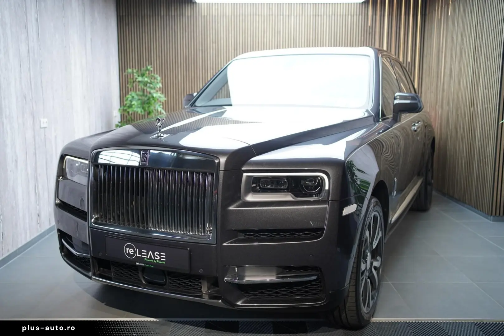 ROLLS ROYCE Cullinan   TV   4-Seats   NightV   22Z   Fridge