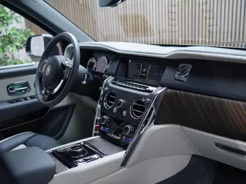 ROLLS ROYCE Cullinan   TV   4-Seats   NightV   22Z   Fridge