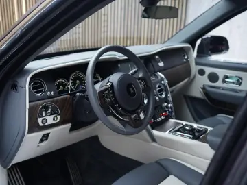 ROLLS ROYCE Cullinan   TV   4-Seats   NightV   22Z   Fridge