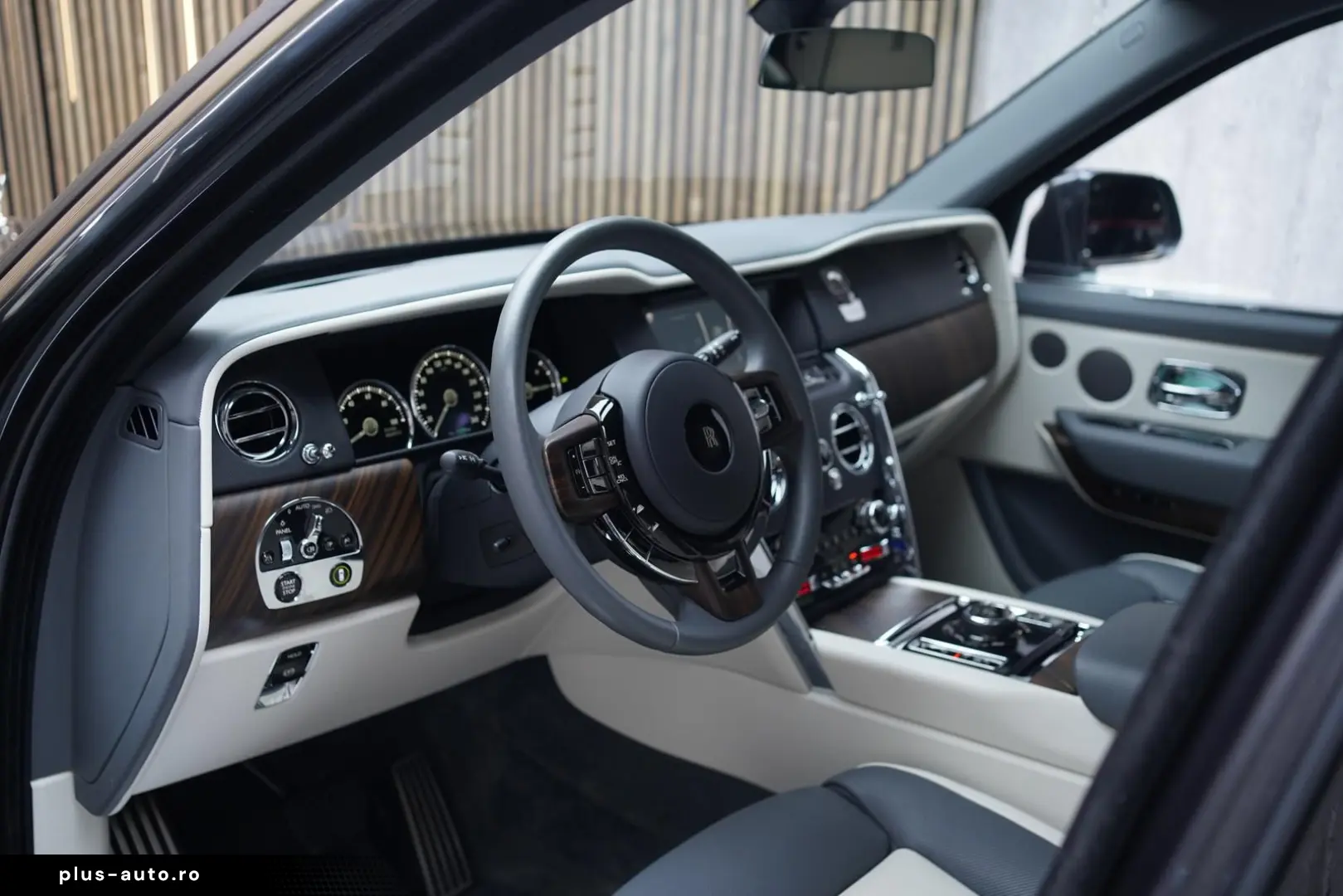 ROLLS ROYCE Cullinan   TV   4-Seats   NightV   22Z   Fridge