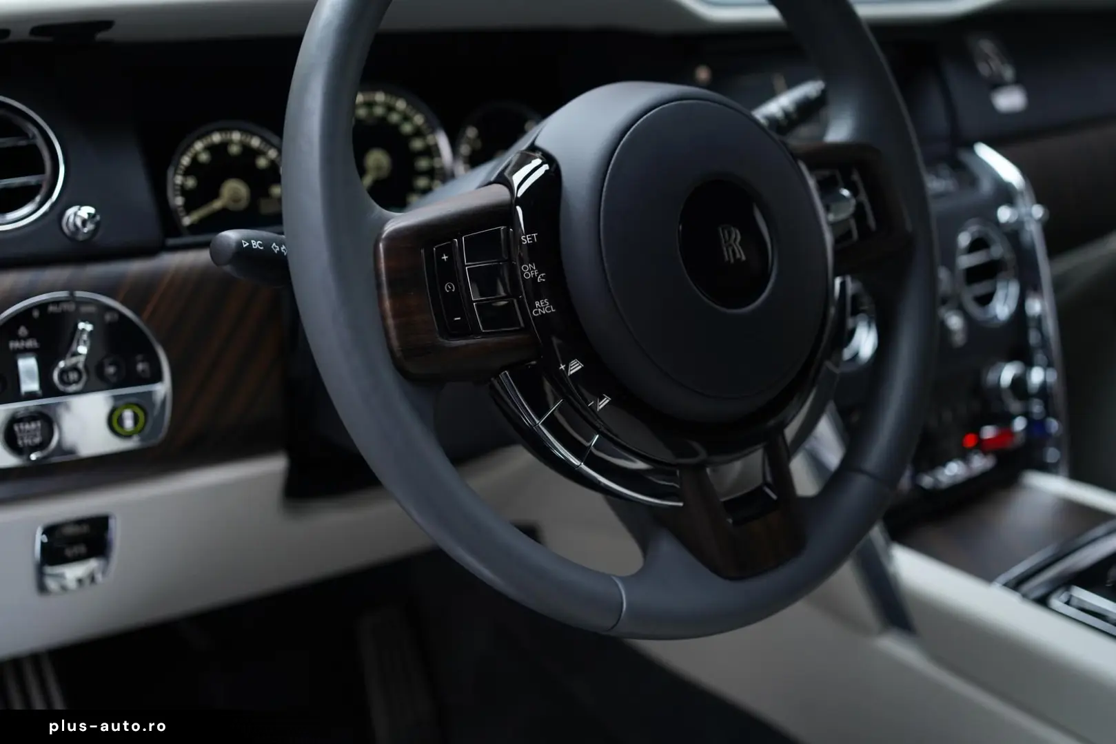 ROLLS ROYCE Cullinan   TV   4-Seats   NightV   22Z   Fridge