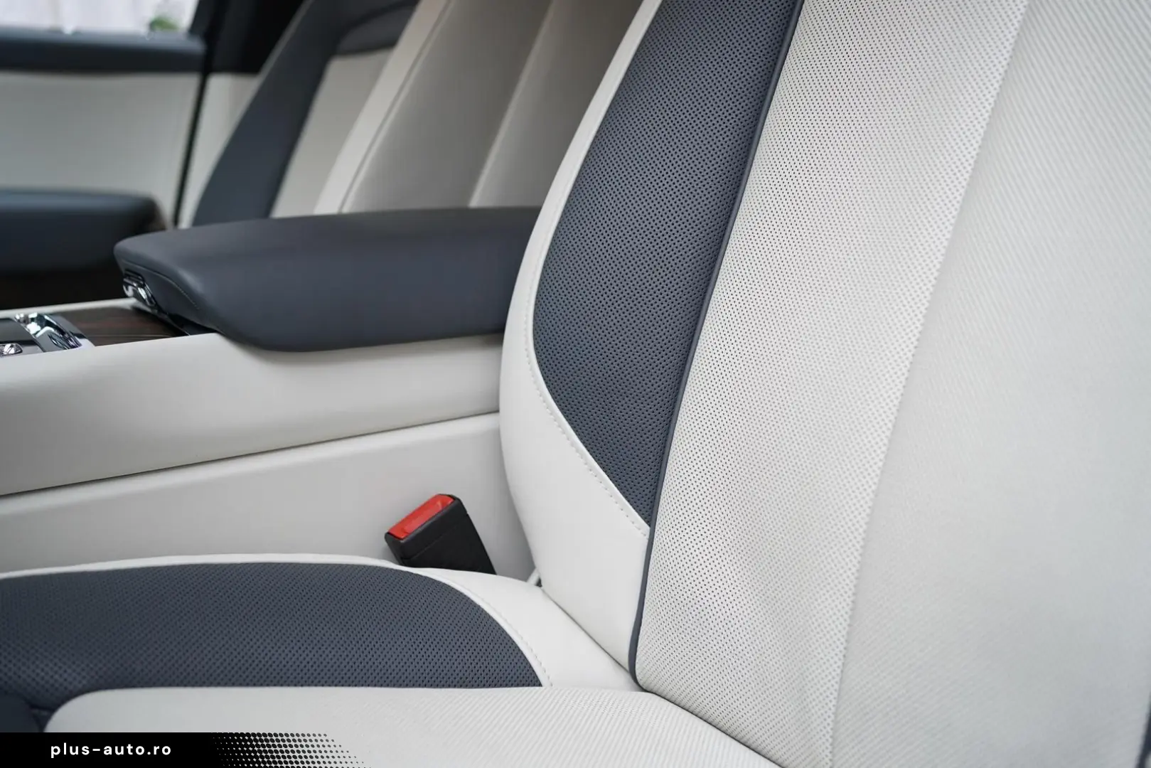 ROLLS ROYCE Cullinan   TV   4-Seats   NightV   22Z   Fridge