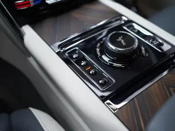 ROLLS ROYCE Cullinan   TV   4-Seats   NightV   22Z   Fridge