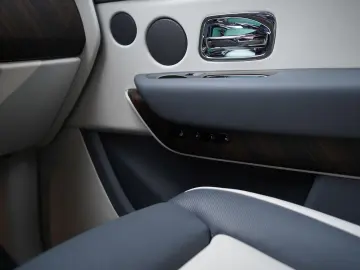 ROLLS ROYCE Cullinan   TV   4-Seats   NightV   22Z   Fridge