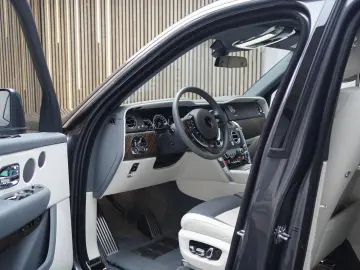 ROLLS ROYCE Cullinan   TV   4-Seats   NightV   22Z   Fridge
