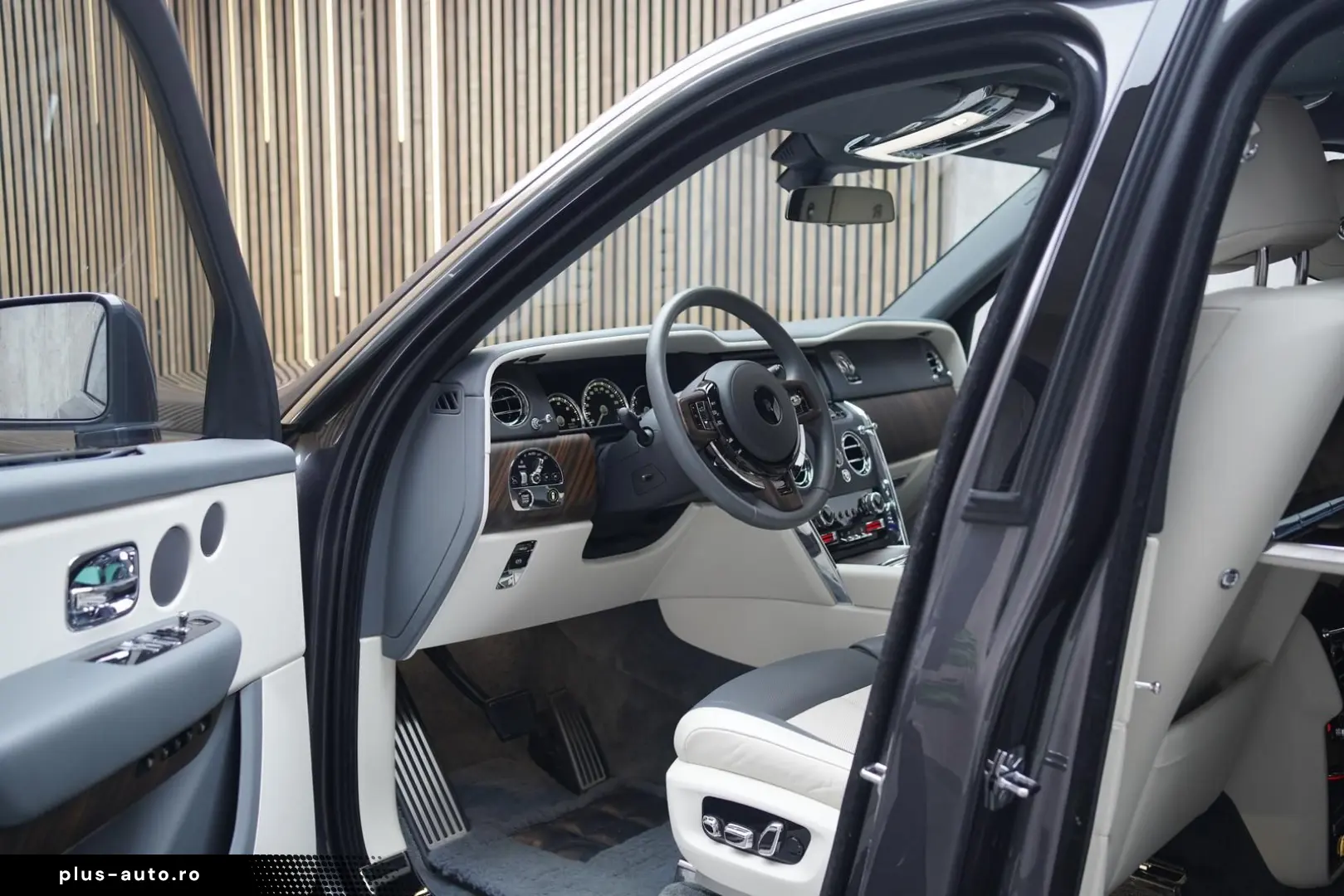 ROLLS ROYCE Cullinan   TV   4-Seats   NightV   22Z   Fridge