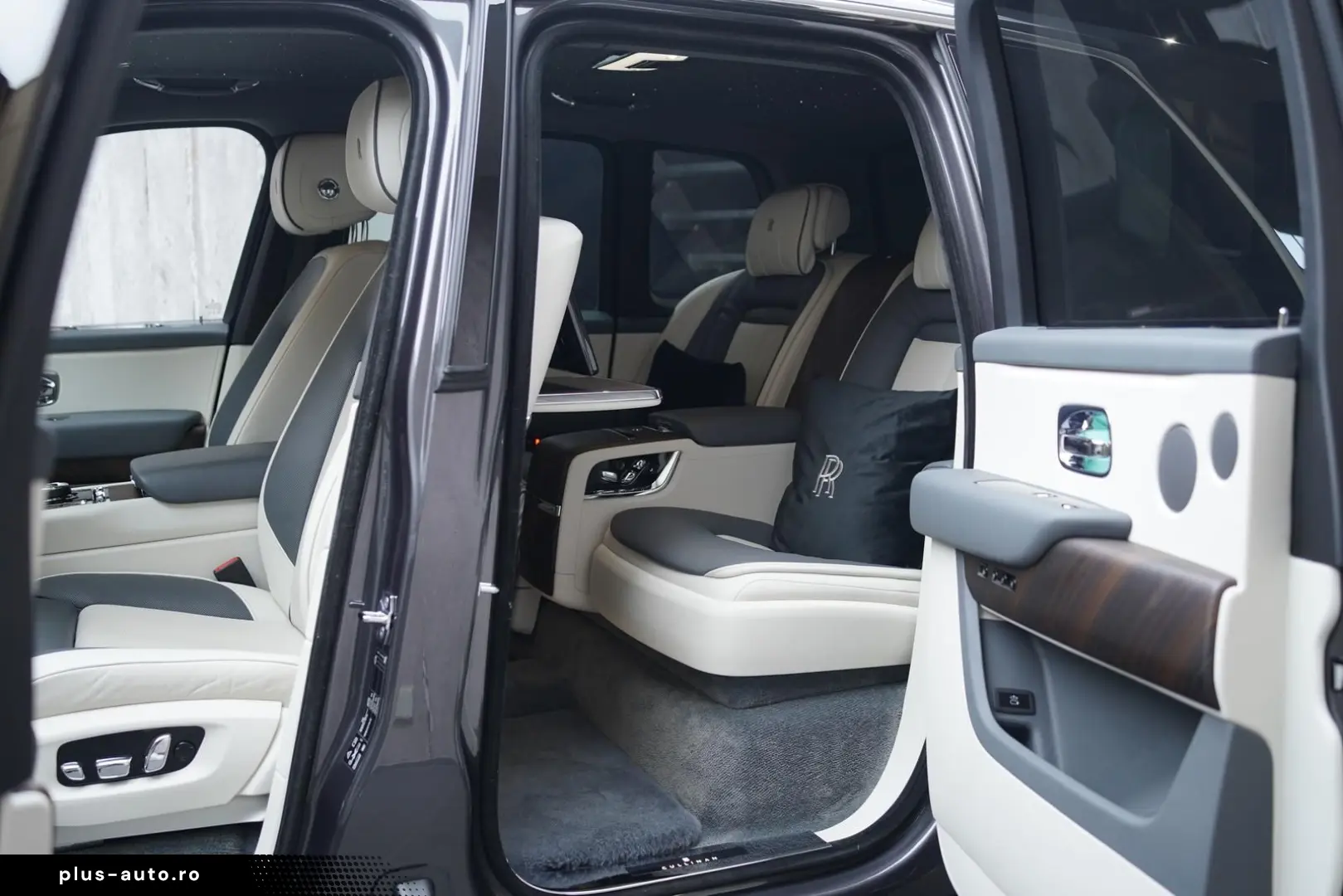 ROLLS ROYCE Cullinan   TV   4-Seats   NightV   22Z   Fridge