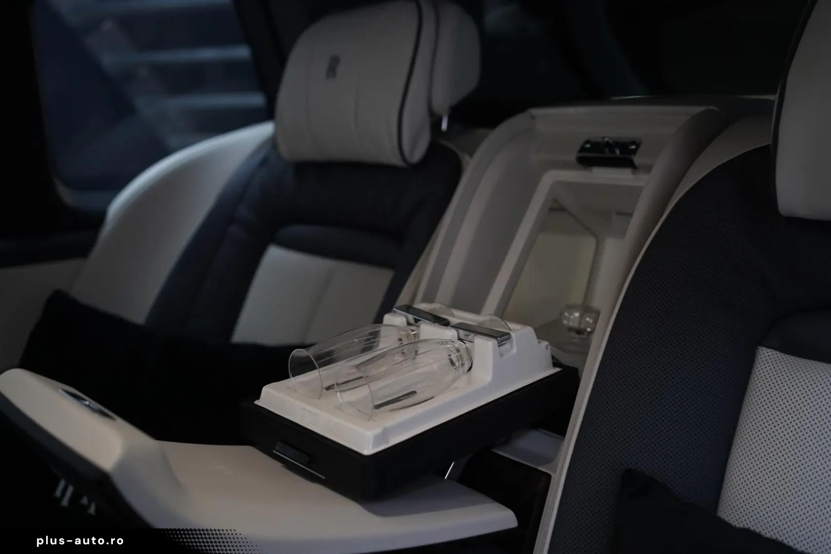 ROLLS ROYCE Cullinan   TV   4-Seats   NightV   22Z   Fridge