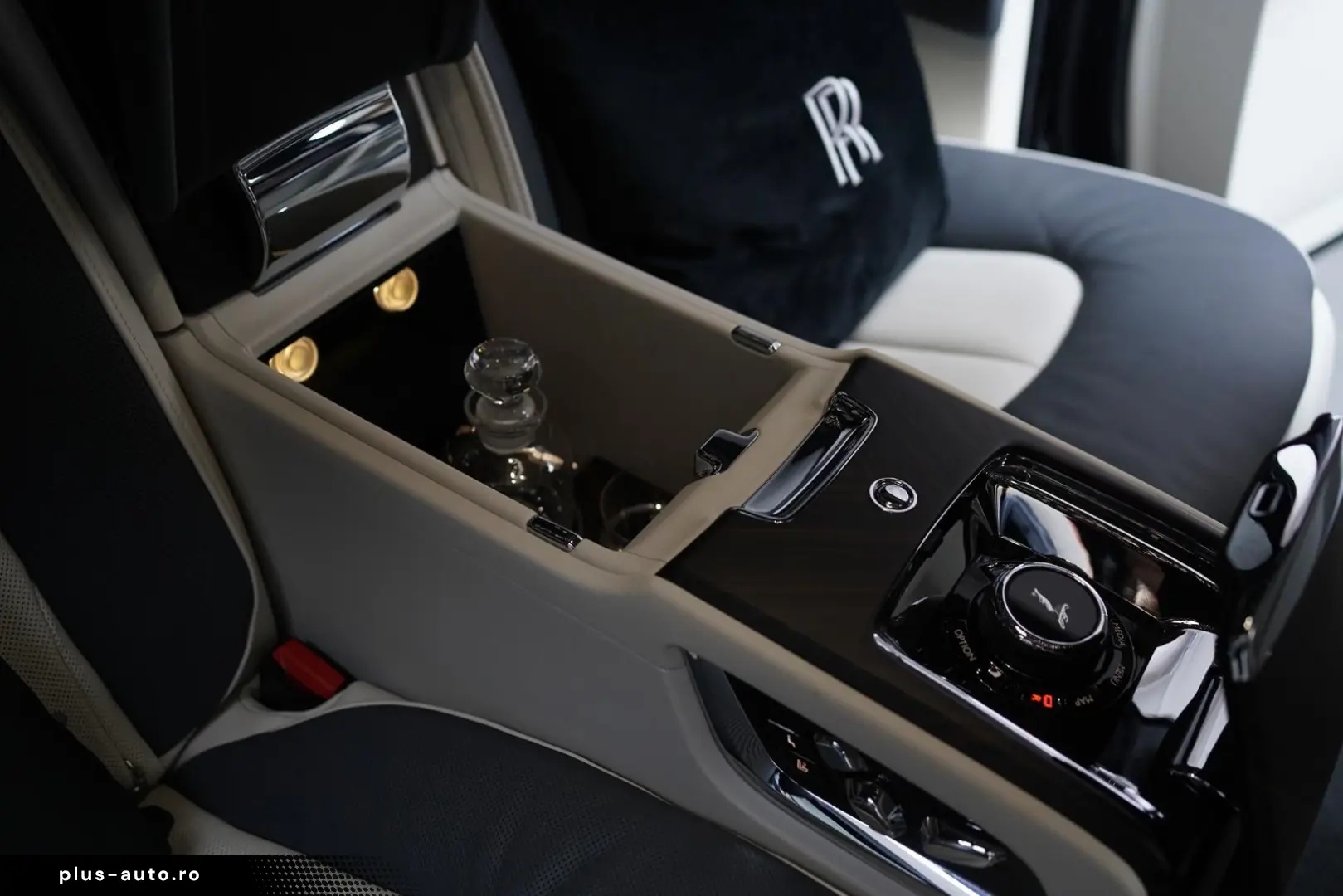 ROLLS ROYCE Cullinan   TV   4-Seats   NightV   22Z   Fridge