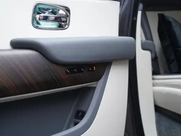 ROLLS ROYCE Cullinan   TV   4-Seats   NightV   22Z   Fridge