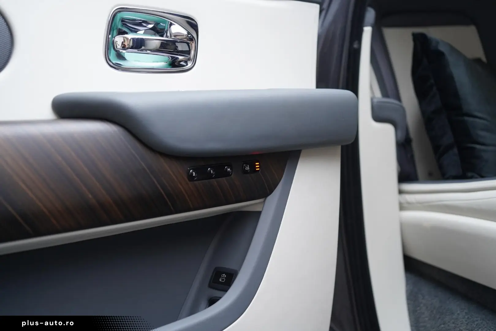 ROLLS ROYCE Cullinan   TV   4-Seats   NightV   22Z   Fridge