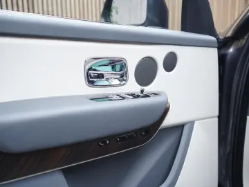 ROLLS ROYCE Cullinan   TV   4-Seats   NightV   22Z   Fridge