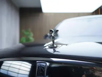 ROLLS ROYCE Cullinan   TV   4-Seats   NightV   22Z   Fridge